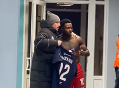 «Наглец» из Воронежа отдал футболку нападающему из «Спартака» 