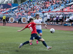 Удачное замыкание паса в касание привело к поражению воронежского «Факела»