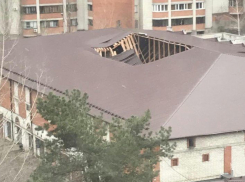 Во дворе воронежского дома обрушилась крыша гаражного кооператива
