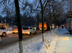 Пятикилометровые пробки остановили Воронеж утром после снегопада 