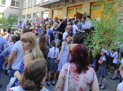 Школьники встретили 1 сентября в беспорядочной толпе у отдельного входа в воронежскую гимназию 