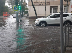 «Воронеж поплыл»: местные жители рассказали, как добираются на работу, рассекая волны