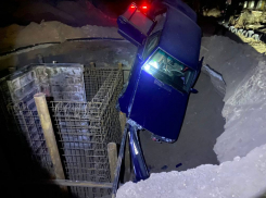 В Лисках машина свалилась в котлован для ремонта теплотрассы: опубликовано фото