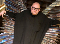 В странной позе застали певца Шуру в Воронеже