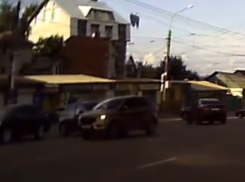 Умник поплатился задом из-за желания объехать пробку в Воронеже