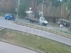 Момент вылета грузовика с мороженым в канаву попал на видео в Воронеже 