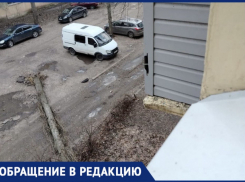 Балкон тяжелобольной пенсионерки разбило деревом в Воронеже 