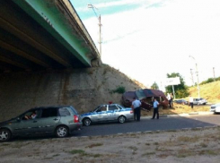 Porsche Cayenne застали в нелепой позе на воронежском мосту