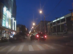  В интернете выложили видео, как в дорогостоящая «Ауди Q7» перевернулась в центре Воронежа