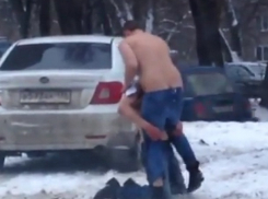 Полуголые мужчины устроили пьяный дебош в Северном микрорайоне Воронежа 
