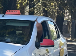 Дерзкий маневр таксиста жестко подставил автомобилиста в Воронеже