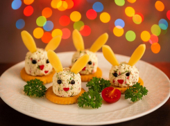 Что приготовить к Новому году: закуска «Зайчики» на крекере