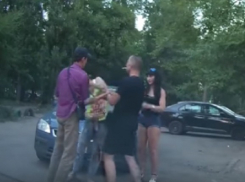 Драка пьяной девушки с водителем попала на видео в Воронеже 