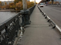 Ущербно разбитый тротуар отремонтированного Северного моста показали в Воронеже 