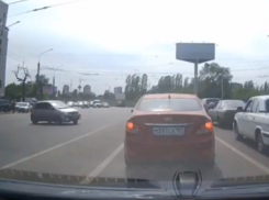 Необъяснимый разворот авто в форсажном стиле сняли на дороге в Воронеже