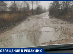 Объезжающие пробку на М-4 автомобилисты превратили дорогу под Воронежем в непролазное болото 