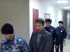 Церковного служку-педофила, подозреваемого в  насилии над умершей падчерицей, доставили в суд