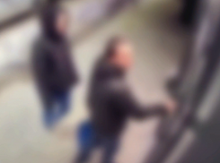 Странный бой с дверью попал на видео в воронежском ЖК