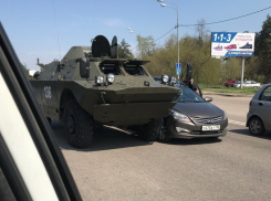 Воронежец запечатлел столкновение иномарки с БТР в Северном микрорайоне