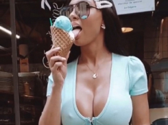 Обладательницу седьмого размера Ирину Иванову застали за пошлым делом