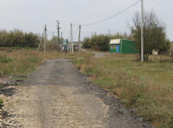 Часть сельской дороги под Воронежем заботливо завалили крупными камнями 