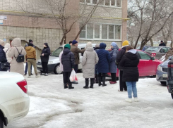 «Прямо под окнами»: воронежцы вышли на митинг против будущей высотки в их дворе