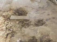 Зима прошла, а яма осталась: узкий тротуар у школы №101 превратился в зону риска