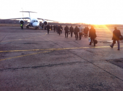 Пассажирам авиакомпании Полет в Воронеже пришлось идти пешком от аэропорта к самолету (ФОТО)