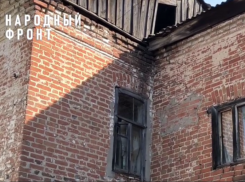 Ждут, пока рухнет на голову: соседство с историческим здание смущает жителей Воронежской области