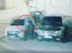 Акт автомобильного вандализма попал на видео в Воронеже