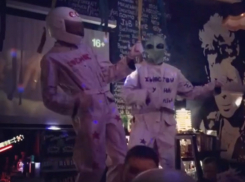 Космонавт и инопланетянин станцевали на баре в Воронеже