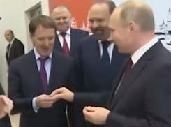 Владимир Путин угостил пастилой экс-губернатора Воронежской области Алексея Гордеева