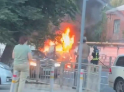 Машина вспыхнула на улице в Воронеже – опубликовано видео