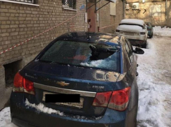 Воронежцам рассказали, что делать, если ледяная глыба с крыши изуродовала машину