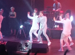 Диму Билана завалили бумагой на концерте в Воронеже 