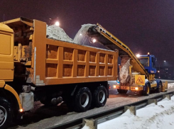 Коммунальщики рассказали о неистовой ночной борьбе со снегом в Воронеже
