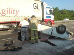 «Четверка» врезалась в две фуры и перевернулась на воронежской трассе