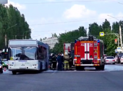 Пассажирский автобус загорелся на дороге в Воронеже – опубликовано видео