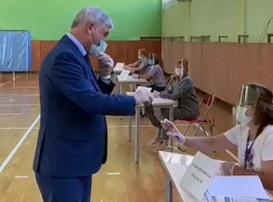 Губернатор Гусев весело проголосовал по поправкам в Конституцию