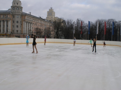 В Воронеже на площади Ленина открылись два катка