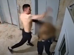 Жестокое избиение девушки в подъезде попало на камеру наблюдения в Воронеже 