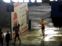 Воронежцы превратили автомойку в уличный душ