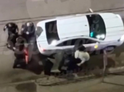 Массовая драка со стрельбой в центре Воронежа попала на видео