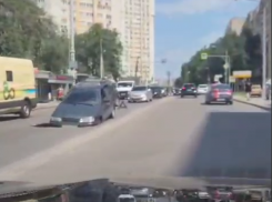  Дыра «слопала» автомобиль на ямочной улице в Воронеже 
