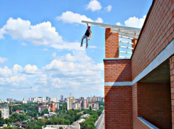 Воронежский руфер рискнул жизнью ради красивого фото