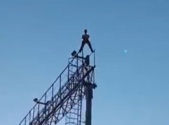 Безбашенный поступок над ж/д путями попал на видео в Воронежской области 