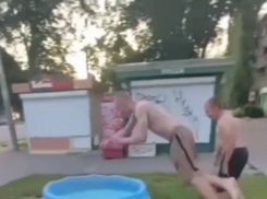И все ходят и смотрят: скопление полуобнаженных парней засняли на видео в Воронеже