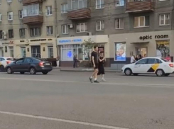 Бесстрашных парней, рассекающих улицу Плехановскую, сняли на видео в Воронеже 