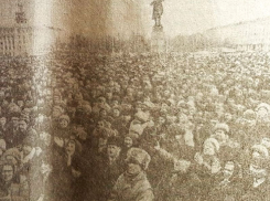 Тысячи воронежцев требовали отставки губернатора Калашникова у него под окнами