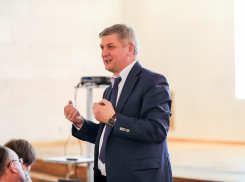 Воронежский губернатор защитил выплату 23 окладов своему заместителю